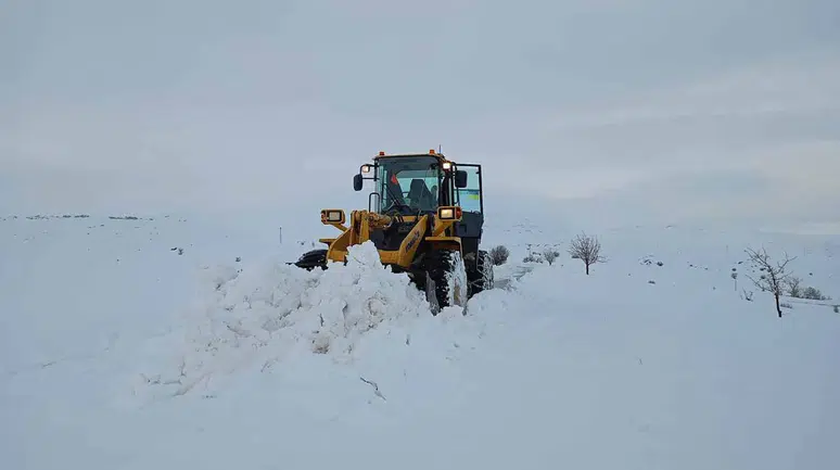 Sivas'ta yollar kardan kapandı, Konya'da yağış yok!