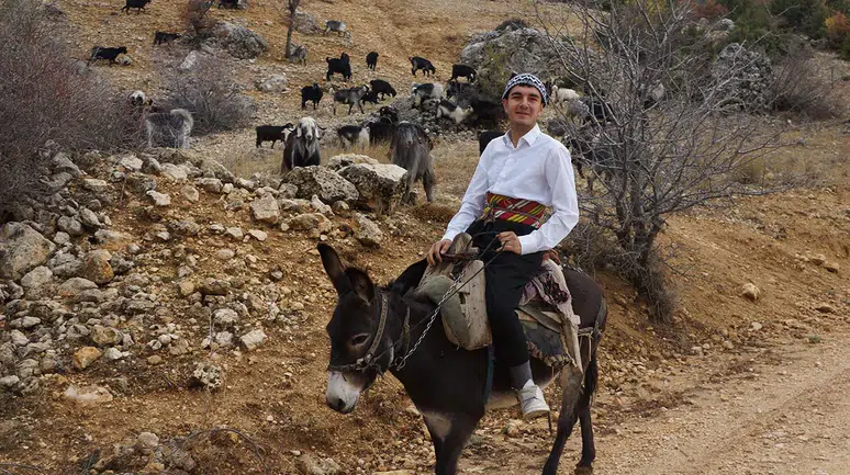 Yörük kültürünü geleceğe taşıyor! Karaman’da 18 yaşındaki genç ilgi odağı oldu