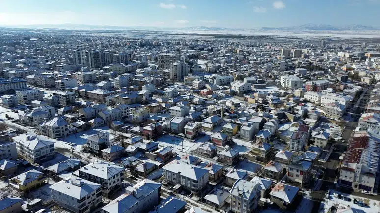 Karaman, mevsimin ilk karıyla beyaza büründü