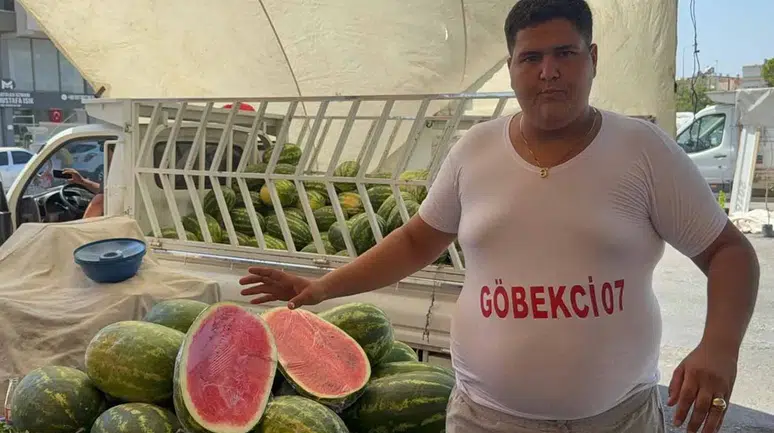 Karpuz satarken göbek atan genç sosyal medyada fenomen oldu!