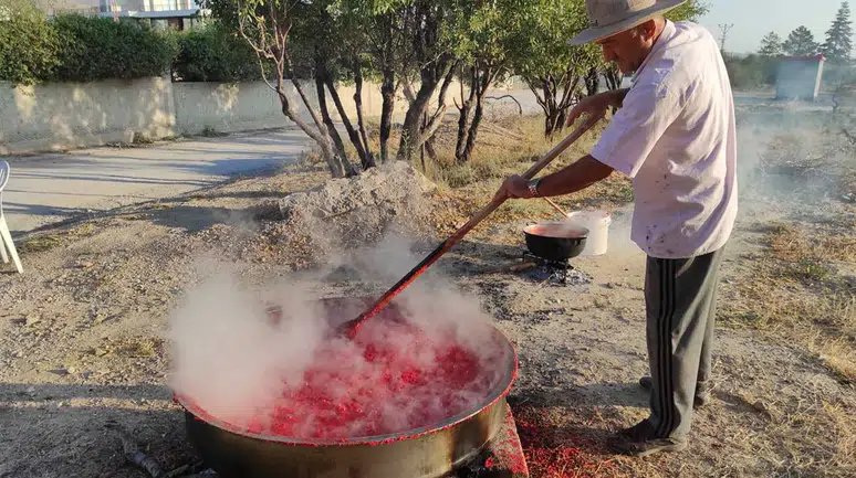 Kışa Hazırlık: Konya'da Salça Kaynatma Geleneği Sürdürülüyor
