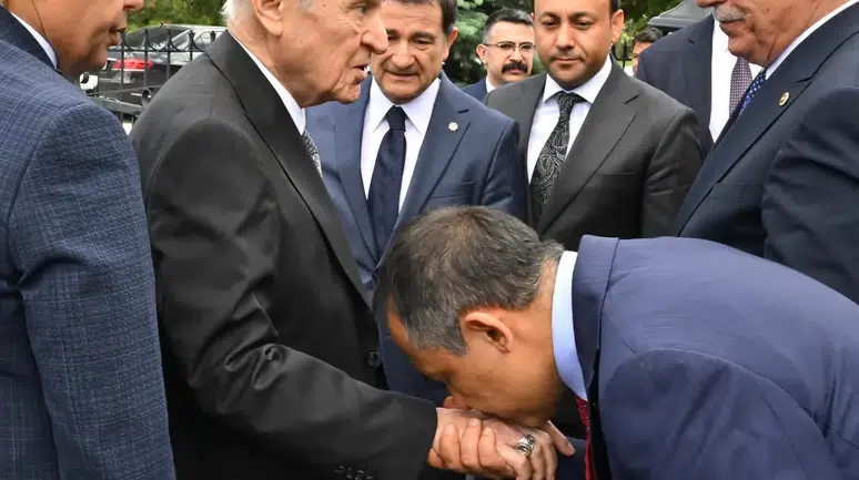 Konya Vekili, Devlet Bahçeli’nin elini öperek kutladı