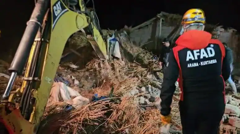 Aksaray’da mandıra çöktü: Küçükbaş hayvanlar telef oldu