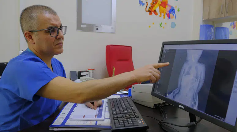 Karaman'da boğazına pil kaçan bebek ölümden döndü