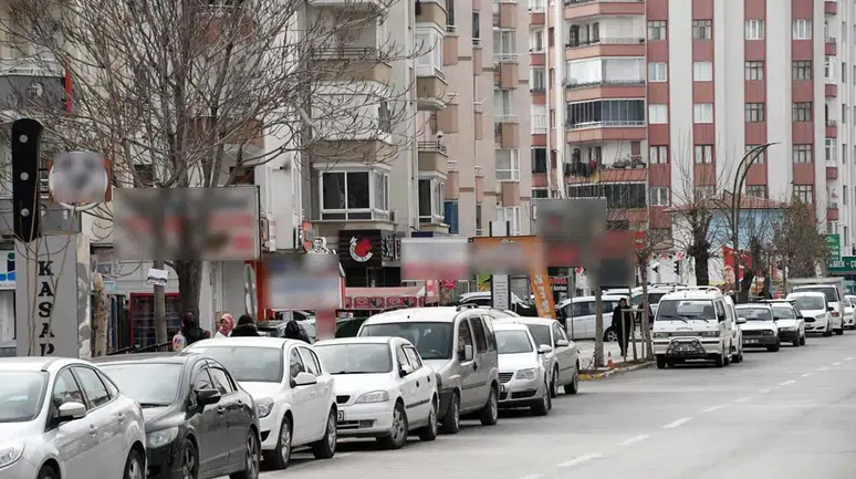 Belediyeden tabela operasyonu! Aksaray'da reklam tabelaları sökülüyor