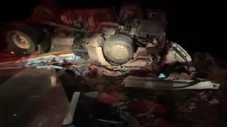 Aksaray – Konya yolunda feci kaza: Yük taşıyan tır devrildi, sürücü öldü