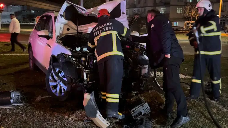 Aksaray’da otomobil direğe çarptı, kaputunda yangın çıktı