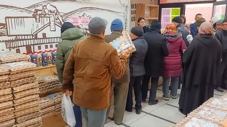 Vatandaş uygun fiyat için kuyrukta! Belediyenin 'Halk Gıda'sına yoğun ilgi