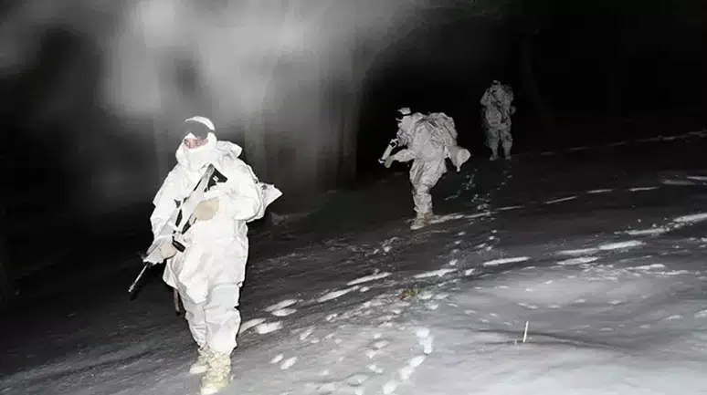 Kareler paylaşıldı! Mehmetçikten zorlu şartlarda gece eğitimi