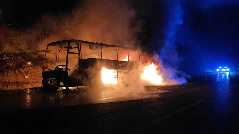 Otoyolda 39 yolcusu bulunan otobüs alev alev yandı