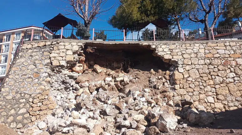 Karaman'ı sağanak vurdu, seyir terasının duvarı yerle bir oldu