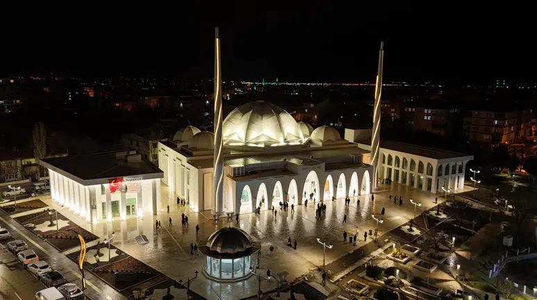 Büyük coşku yaşandı! Selçuklu Külliyesi ve Camii ibadete açıldı