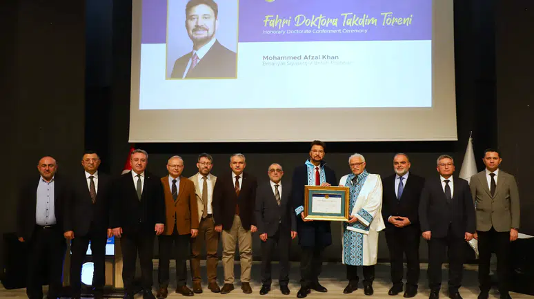 Britanyalı siyasetçi Konya’da fahri doktora ile ödüllendirildi