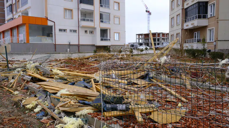 Fırtına apartman çatısını kopardı, yönetici son anda kurtuldu