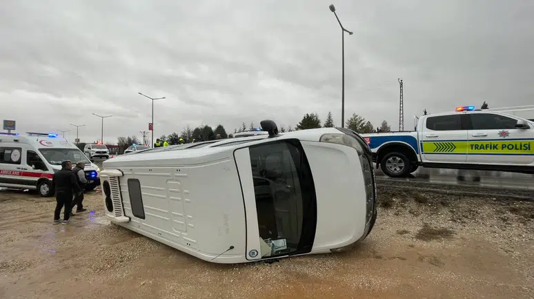 Karaman’da yağışlı yolda okul servisi şarampole devrildi