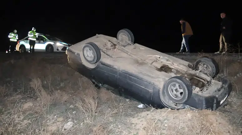 Aksaray’da kontrolden çıkan otomobil şarampole takla attı