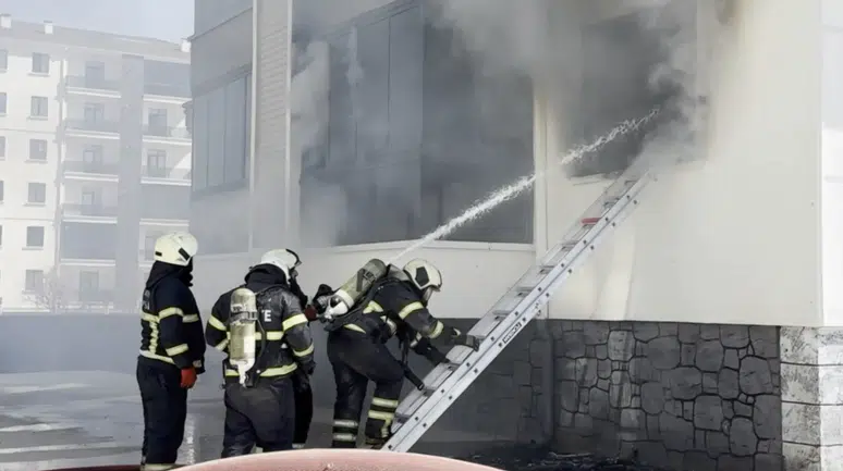 Aksaray’da şarj cihazı patladı! 16 kişi dumandan etkilendi