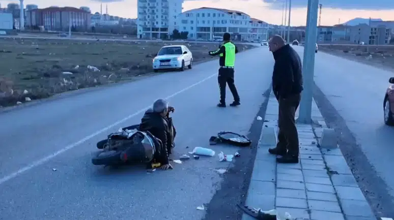 Karaman’da ilginç anlar! Kaza yaptı, sigarasını bırakmadı