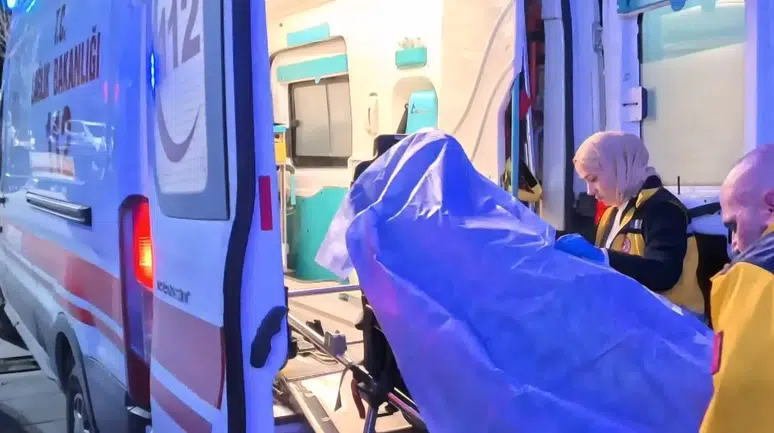 Aksaray’da 3 çocuk, genç bir kişiyi darp edip bıçakladı!