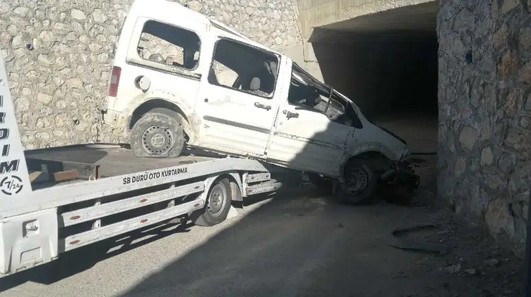 Isparta-Konya yolunda kaza! Araç 5 metrelik köprüden düştü!