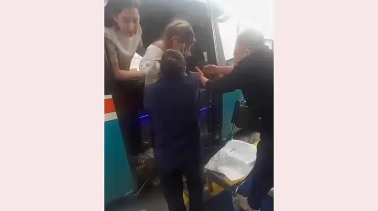 Yolculuk sırasında sancılandı! Dolmuşta doğum yaptı