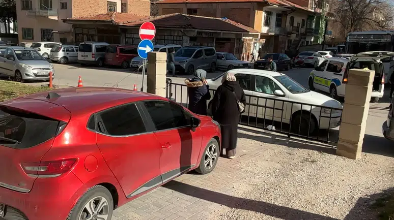 Aksaray’da hatalı park krizi! 3 araç mahsur kaldı, sürücü “bilemedim ki” dedi