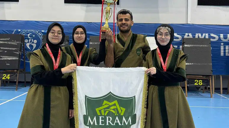 Meramlı genç kızlar okçulukta Türkiye 3.’sü, Başkan Kavuş tebrik etti