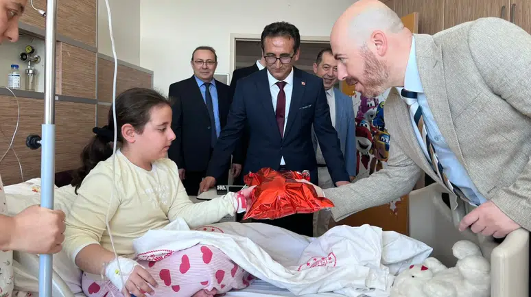 Karaman’da hastanedeki çocuklara moral veren 23 Nisan ziyareti