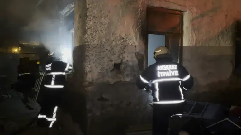 Aksaray’da metruk evde yangın! Mahalle paniğe kapıldı