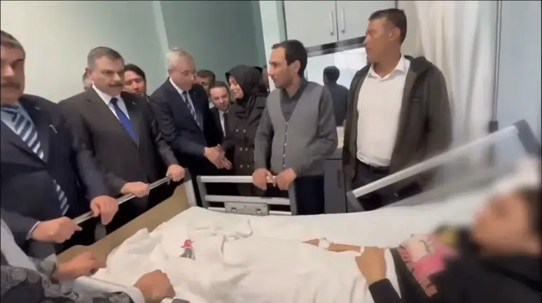 4 Bakan hain saldırıda yaralanan öğrencileri ziyaret etti