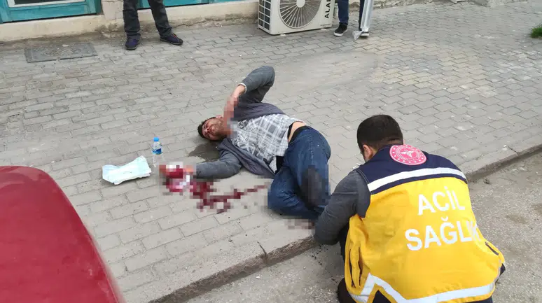 Aksaray’da husumet kanlı bitti: Genç bıçaklandı