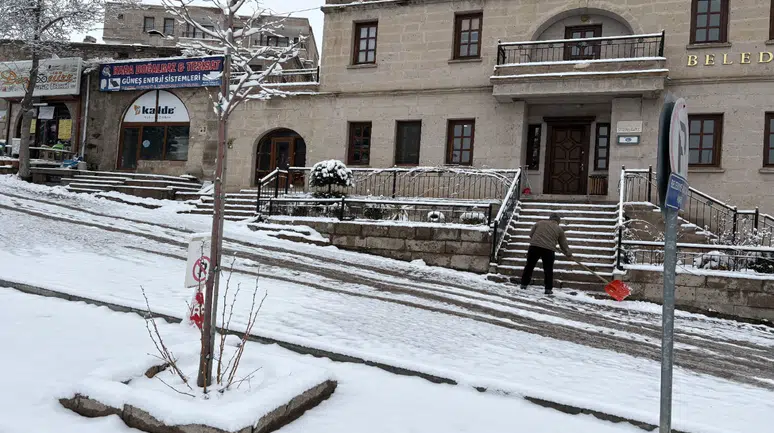 Aksaray’da nisan ayında yağan kar çiftçiyi tedirgin etti