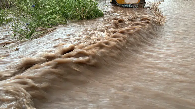 Aksaray’da 30 dakikalık yağmur şehirde hayatı felç etti