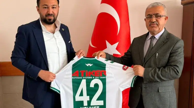 Yapalı’dan Cihanbeyli ziyaretinde forma takdimi