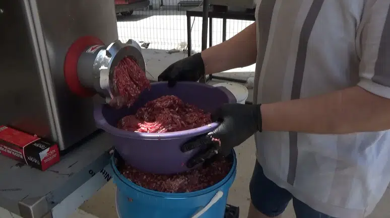Aksaray’da sokakta et çektiren yandı! Ceza 50 bin lirayı buluyor