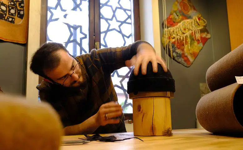 Mevlana Haftası yoğunluğu! 130 yıllık keçecilik geleneği Konya’da yaşatılıyor