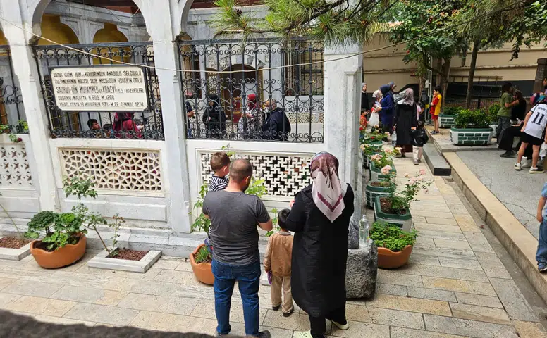 Türbede şifa arayışı! Konya'da Şeyh Sadrettin Konevi Türbesi’nde Cuma yoğunluğu