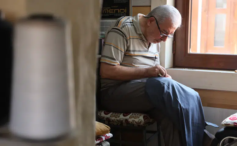 Konya’da son ustalardan biri! Fabrikaların yapamadığını iğneyle yapıyor