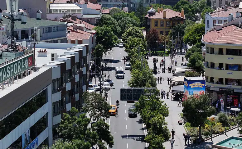 Konya'nın en işlek caddesi baştan sona yenilendi