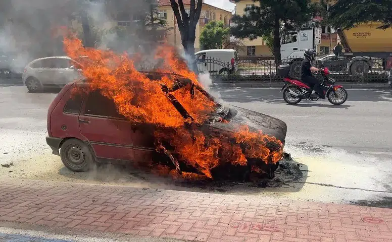 Konya’da korku dolu anlar! Otomobil bir anda alevlere teslim oldu