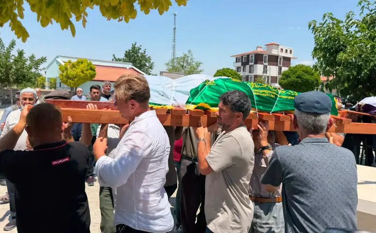 Konya'da öldürülen anne ve kızı gözyaşlarıyla uğurlandı