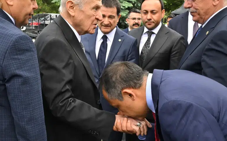 Konya Vekili, Devlet Bahçeli’nin elini öperek kultadı