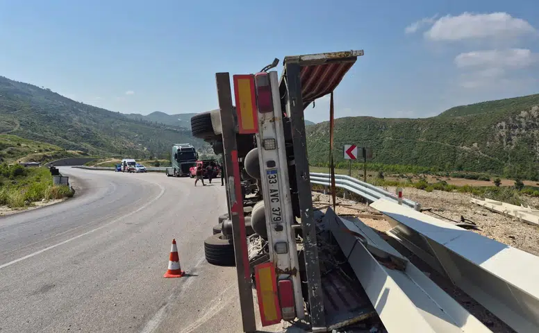 Konya-Antalya karayolunda korkutan kaza! TIR devrildi