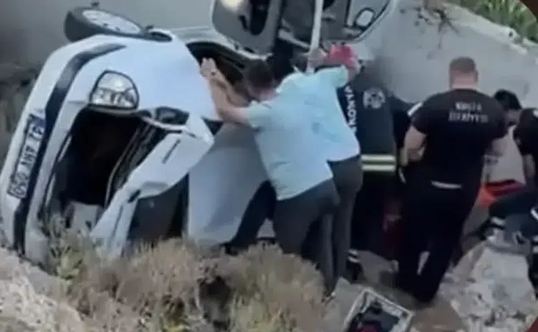 Konya’da Tıp önünde feci kaza! Otomobil uçtu
