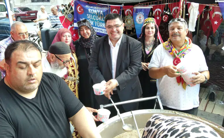 Konya'da binlerce kişiye aşure ikram edildi! Aziziye Meydanı doldu taştı
