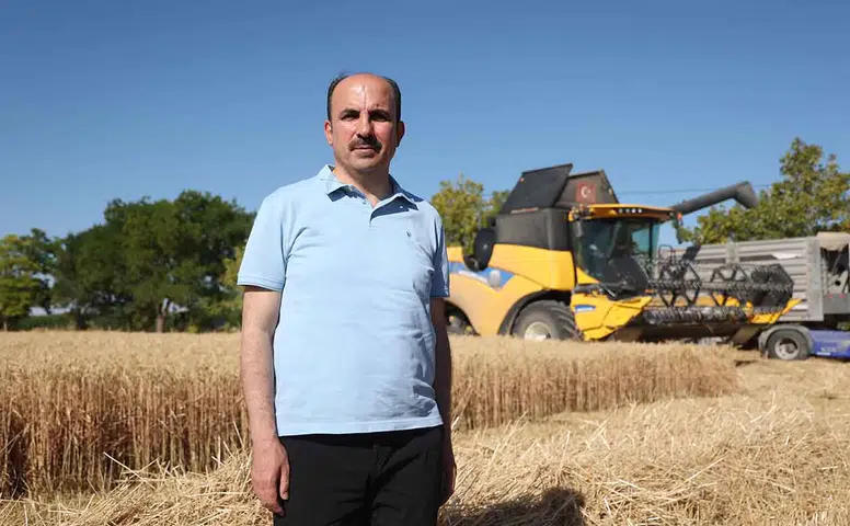 Konya Büyükşehir Belediye Başkanı Altay hasat yaptı