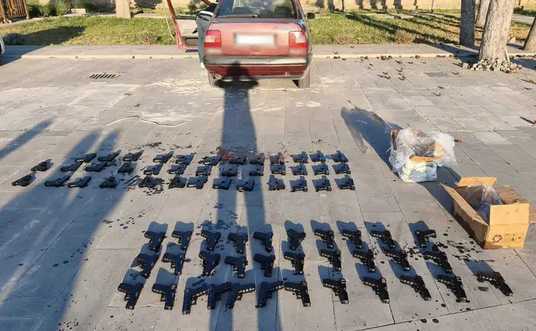 Konya'da film gibi operasyon! Otomobilden 70 tabanca çıktı