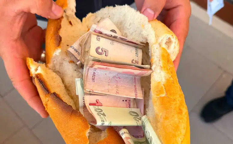 Konya'da ekipleri şaşırtan olay! Paralar ekmeğin içinden çıktı