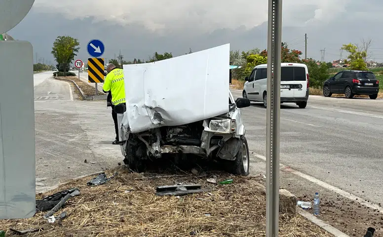 Konya'da iki otomobil çarpıştı: 1’i ağır 5 yaralı!