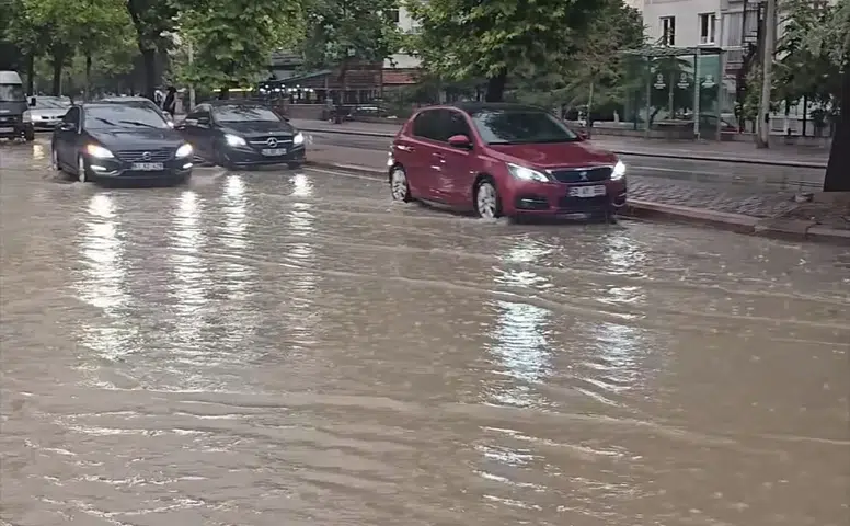 Konya’da yollar göle döndü! Sürücülere uyarı geldi